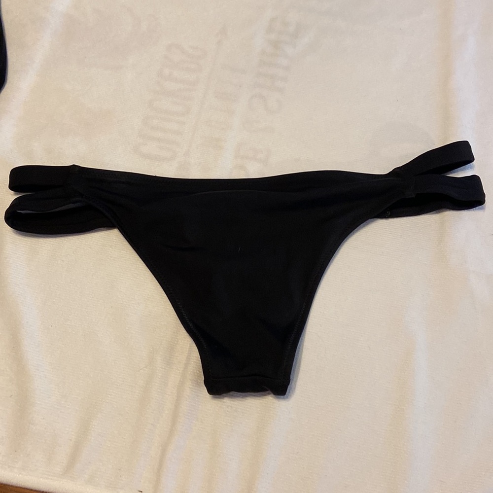 DEAL DEAL …Women’s bathing suit 👙 plus 1 top with 4 bottoms and a cover up. - Picture 6 of 11